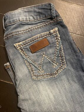 Wrangler Women's Medium Blue Bootcut Jeans with Contrast Stitching